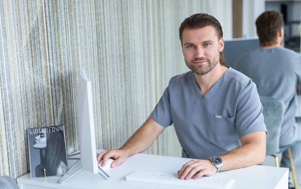 Dr n. med. Marcin Nylec w gabinecie w Katowicach